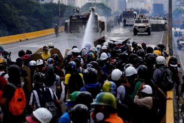 ¡NADIE LOS FRENA! Manifestantes tomaron la Francisco Fajardo a pesar de la brutal represión #3Jun