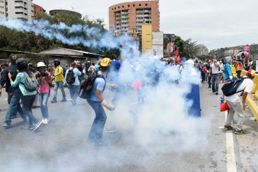 ¡ÚLTIMA HORA! Brutal represión de la marcha opositora en la Francisco Fajardo a la altura de El Rosal