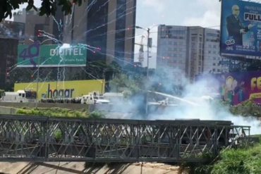 ¡BRUTAL EMBESTIDA! Con lacrimógenas y perdigones reprimen a manifestantes en Las Mercedes (+Video)