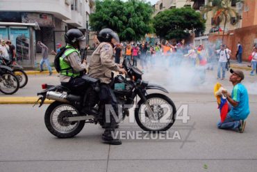 ¡IMPACTANTE! Momento en que motorizado de la PNB le pasa por encima a manifestante (+Video)