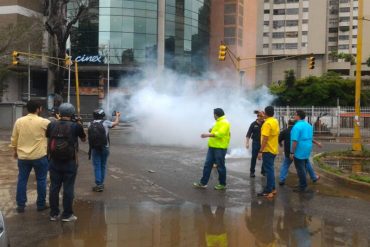 ¡ÚLTIMA HORA! GNB reprime a manifestantes opositores que se concentran frente a Multiplaza El Paraíso