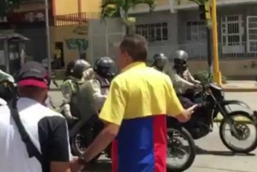 ¡QUÉ HORROR! Al diputado Richard Blanco le lanzaron una bomba cuando intentaba mediar con funcionarios (+Video)