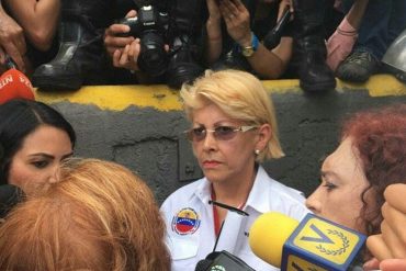 ¡LO ÚLTIMO! Viceministra de Interior se acercó a la barrera de la GNB para hablar con opositoras