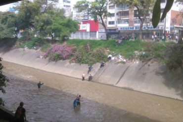 ¡QUÉ HORROR! Manifestantes volvieron a meterse al Guaire huyendo de la represión de la GNB