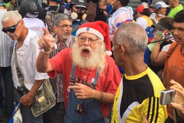 ¡RESTEADÍSIMO! Santa también se sumó a la marcha de los abuelos este #12May (+Videos)