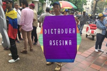 ¡TE LO MOSTRAMOS! El Señor del Papagayo participa en la marcha de este #10M y envía mensaje al gobierno