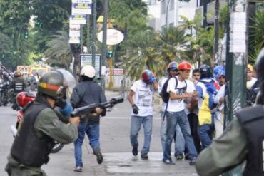 ¡INDIGNANTE! El momento en el que GNB dispara a quemarropa contra Henrique Capriles