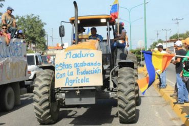 ¡IMPERDIBLE! Agricultores de Lara llevaron a la calle tractores y caballos para protestar contra Maduro (+Fotos)