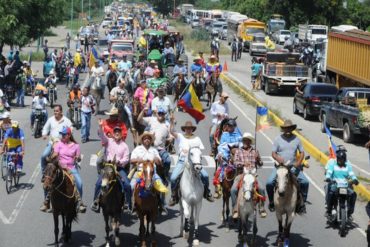 ¡PUEBLO DECIDIDO! A caballo y en tractores productores respaldaron la consulta popular del #16Jul