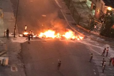 ¡LO ÚLTIMO! Colocan barricadas en Santa Mónica por asedio de cuerpos de seguridad