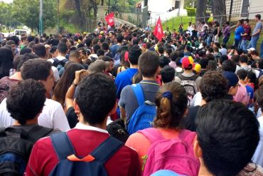 ¡EN PIE DE LUCHA! Ucabistas entregaron carta en la Conferencia Episcopal: «Papa Francisco, escucha a los estudiantes»