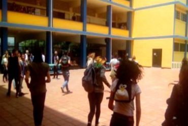 ¡ATENCIÓN! GNB disparó lacrimógenas a estudiantes de la Ucsar que protestaban en esa casa de estudios