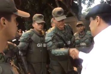 ¡SE BURLA DEL PUEBLO! Maduro se acercó a GNB para felicitarlos por reprimir protestas