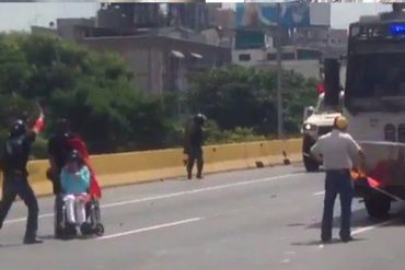¡MISERABLES! GNB disparó lacrimógenas pese a advertencia de que había un manifestante en silla de ruedas (+Video)
