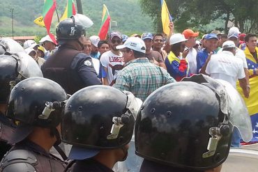 ¡HISTÓRICO! El momento en que opositores de Lara y Yaracuy rompieron piquete policial