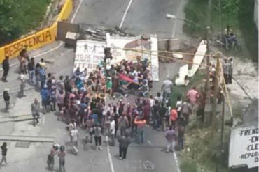 ¡SIN MIEDO! En Baruta los ciudadanos se hartaron y tumbaron una valla de Chávez