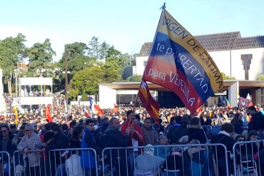 ¡CON FERVOR! Venezolanos piden durante misa en Fátima por la paz en su país