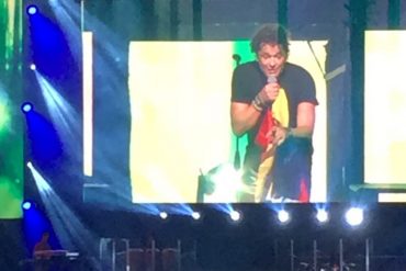 ¡GRAN GESTO! Carlos Vives le cantó a Venezuela «Quiero verte sonreír» durante concierto en Miami (+Videos)