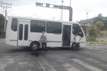 ¡ENTÉRESE! Encapuchados agreden a conductores en avenida de Mérida