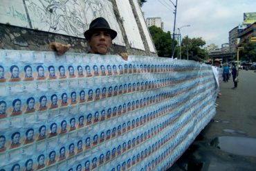 ¡IMPACTANTE! Con megapancarta realizada con 3.000 billetes de 2 bolívares protestan contra la inflación en Petare (+Video)