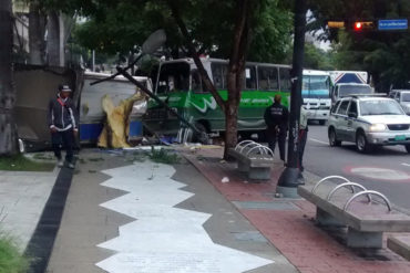 ¡ÚLTIMA HORA! Aparatoso choque de un autobús contra un quiosco en Parque Cristal (+Fotos)