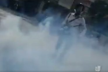 ¡EN VIDEO! Momento preciso en que camarógrafo de Univisión recibe impacto de bomba lacrimógena en el pecho