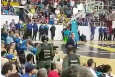 ¡PÍLLALO! Así echaron a funcionarios de la Guardia Nacional durante partido de baloncesto (+Video)