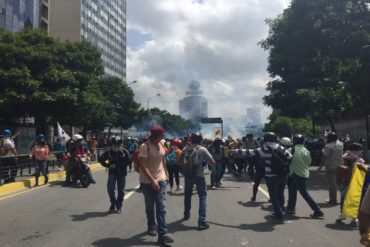 ¡LO ÚLTIMO! Políticos afectados por represión en Chacaíto: Olivares golpeado, Capriles y Smolansky asfixiados