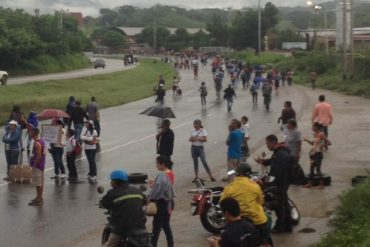 ¡SE ACTIVARON TEMPRANO! Vecinos adelantaron trancazo en la Charallave-Ocumare este #26Jun