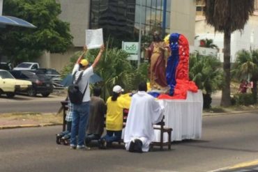 ¡MÍRALO! Sacerdotes sacaron el Corazón de Jesús para armar un trancazo en Maracaibo