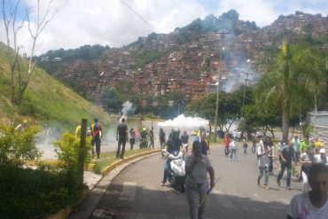 ¡LO ÚLTIMO! Reprimen a manifestantes en el distribuidor Metropolitano este #14Jun: reportan heridos