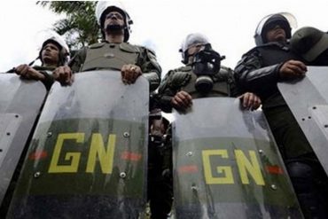 ¡MISERABLE CON UNIFORME! “Me pidió que me arrodillara”: testimonio de una manifestante frente a la GNB (+Video)