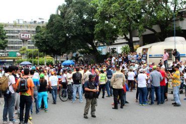 ¡ESTA MARCHA SÍ LLEGÓ! Movimiento estudiantil protestó frente a VTV y exigió informar la verdad (el canal transmitió, pero NO en vivo)