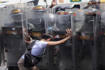 ¡GUERRERA! La valiente mujer que hizo frente al piquete de la GNB a empujones (+Video)