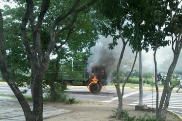 ¡SIN MIEDO! Quemaron un camión del Ejército en núcleo de la UCV en Maracay