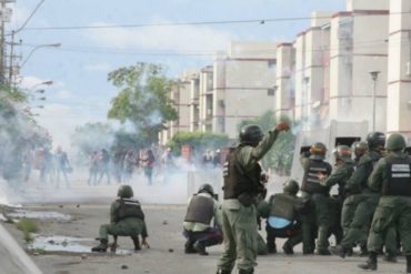 ¡ATENCIÓN! Detienen a seis jóvenes durante represión en trancazo de Cumaná