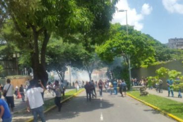 ¡GRAVE! Estudiante resultó herido en la cabeza tras fuerte represión en el “trancazo” de la UCV