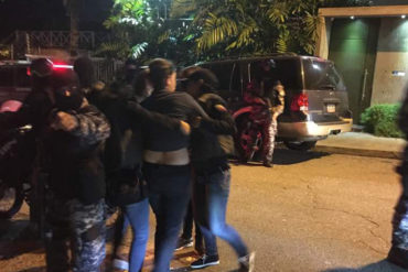 ¡URGENTE! Denuncian que Sebin allanó residencia en Altamira y secuestró a 2 asesores de la MUD (+Video)