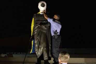 ¡LIBERTADOR EN LA LUCHA! Venezolanos encapucharon estatua de Simón Bolívar en Berlín (lo hicieron parte de la “Resistencia”)