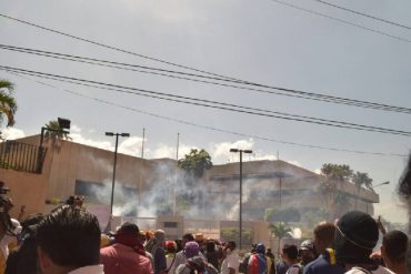 ¡LO ÚLTIMO! Varios heridos tras brutal represión a manifestantes en el TSJ de Maracaibo este #12Jun (+Videos)