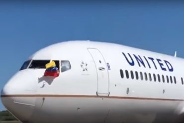 ¡TRISTE DESPEDIDA! Piloto de United Airlines saca bandera de Venezuela tras último vuelo en el país (+Video)