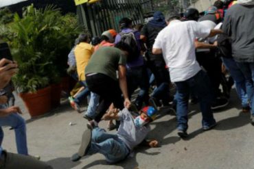 ¡GRAVE! Agredieron, robaron y amedrentaron a periodistas que cubrían el plantón en Caracas (+Detalles)