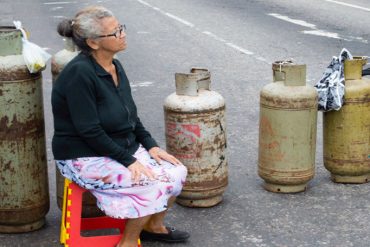 ¡SOLO EN REVOLUCIÓN! Mujer de 73 años esperó sin éxito ocho horas para que le vendieran gas