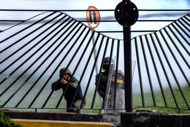 ¡QUE LA VEA EL MUNDO! La foto que muestra DE FRENTE al asesino que fusiló a David Vallenilla