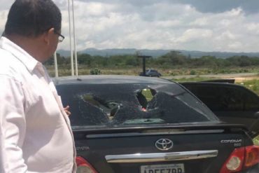 ¡QUÉ ABUSO! Funcionarios del Sebin atacan vehículo que acompaña a jóvenes desde Bolívar a Caracas