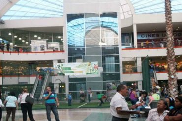 ¡SIN MIEDO! Así evitó la multitud que la PNB detuviera a manifestante en centro comercial de Maracay (+Video)