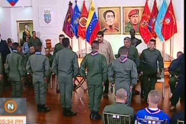 ¡INCREÍBLE! Maduro condecora a la GNB por haber sido «víctima de hechos violentos»