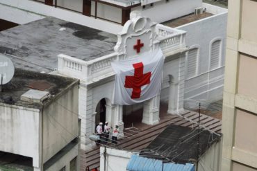 ¡COMO EN LA GUERRA! La Cruz Roja izó sus banderas en Sede de La Candelaria tras represión