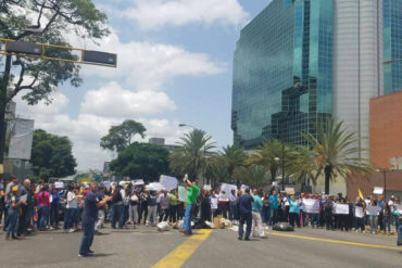 ¡BIEN BUENO! Vecinos se restearon e impidieron el paso al Sambil: «Por tu indiferencia, se muere Venezuela» (+Video)