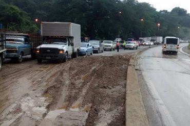 ¡ATENCIÓN! Fuerte derrumbe colapsa el tránsito en la autopista Regional del Centro